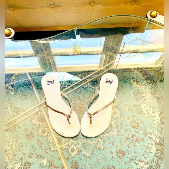 ✨ American Eagle✨ Metallic Silver Flip Flops W/Crystal Detail - Picture 3 of 10